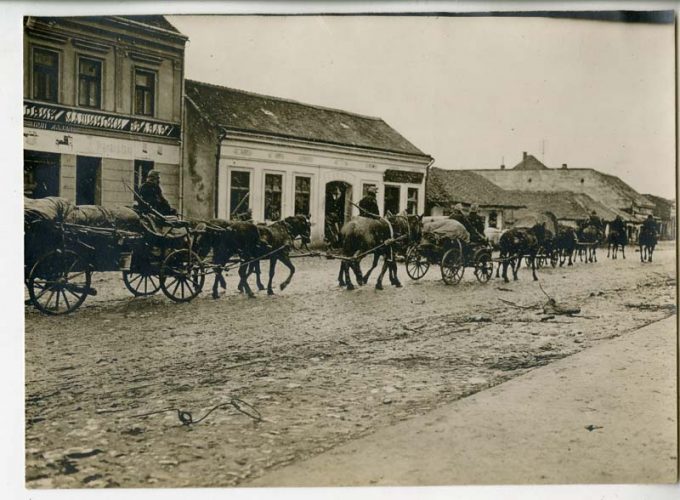 Menetoszlop halad át az esős Szabácson