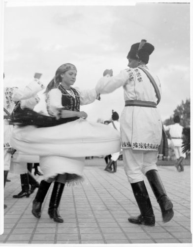 Dél-erdélyi román fiatalok tánca