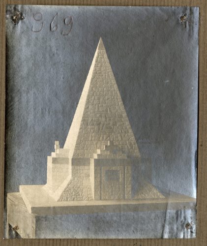 Piramis alakú I. világháborús emlékmű makettje