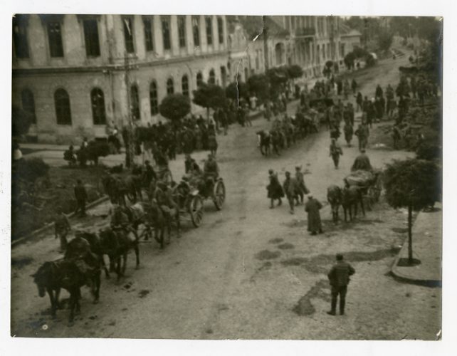 A Vörös Hadsereg katonái a szolnoki Somogyi Béla utcán