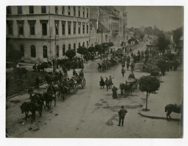 A Vörös Hadsereg katonái a szolnoki Somogyi Béla utcán