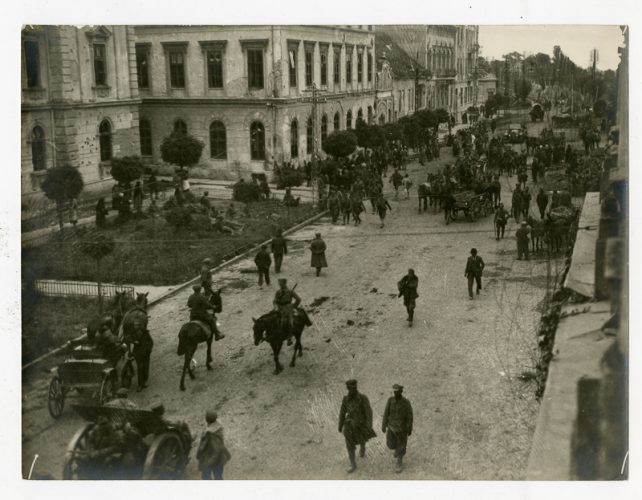 A Vörös Hadsereg katonái a szolnoki Somogyi Béla utcán