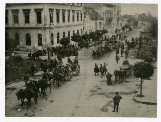 A Vörös Hadsereg katonái a szolnoki Somogyi Béla utcán